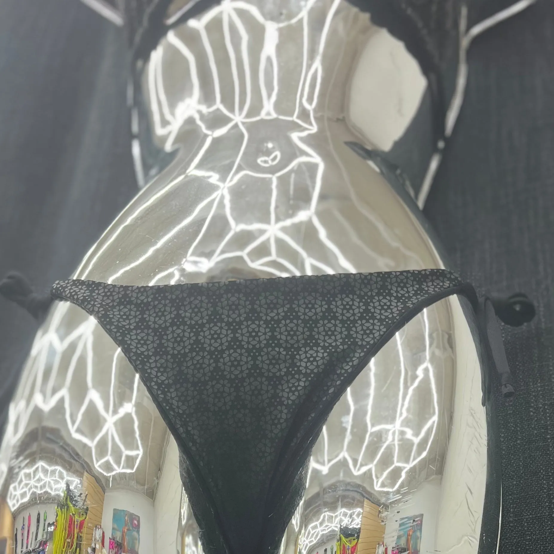 Black Daisy // Tie Side Bottom