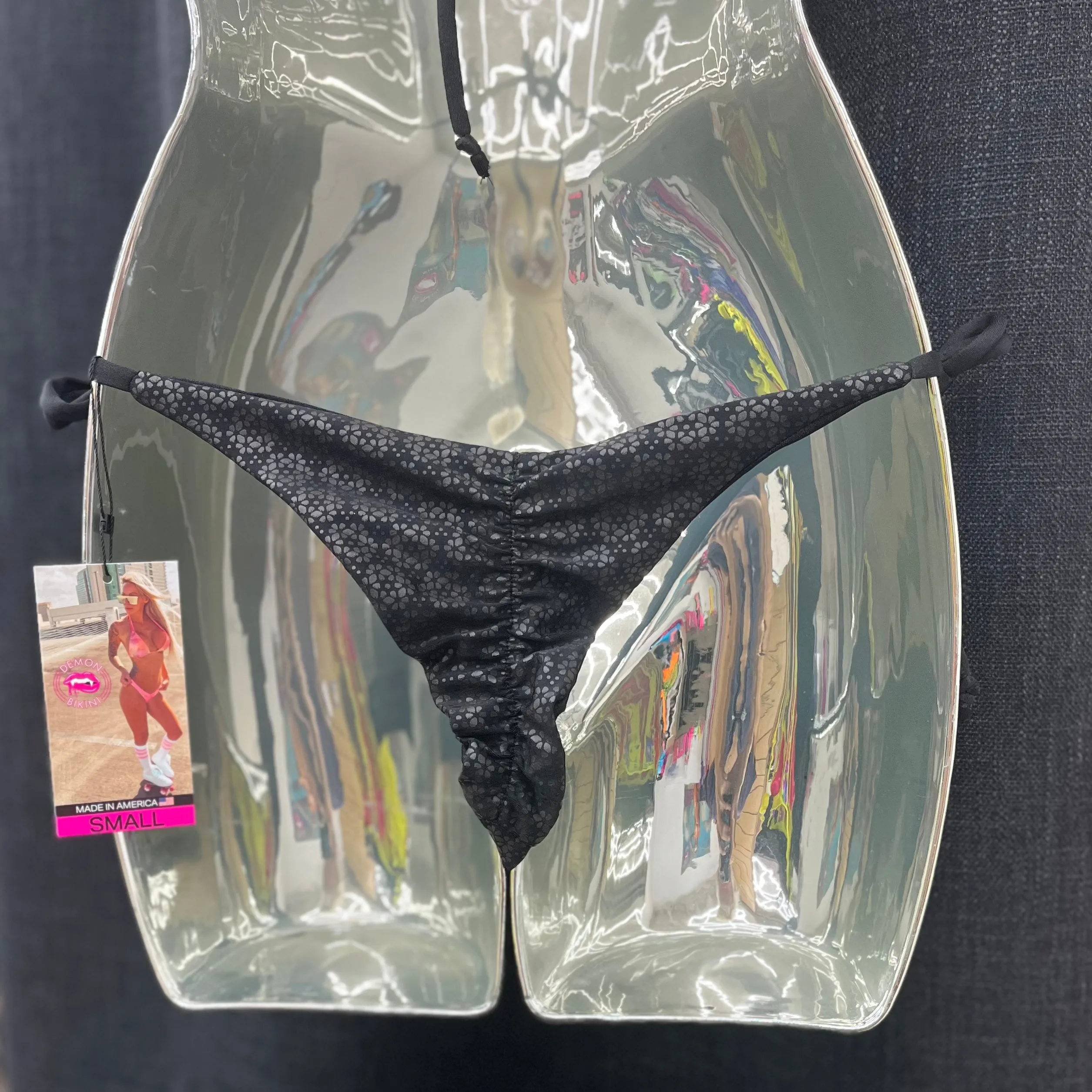 Black Daisy // Tie Side Bottom