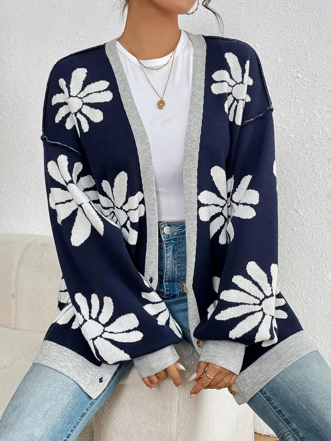 chouyatou Women's Y2K Daisy Floral Printed Oversized Cardigans Button Down Knitted Cardigan Sweaters with Pockets