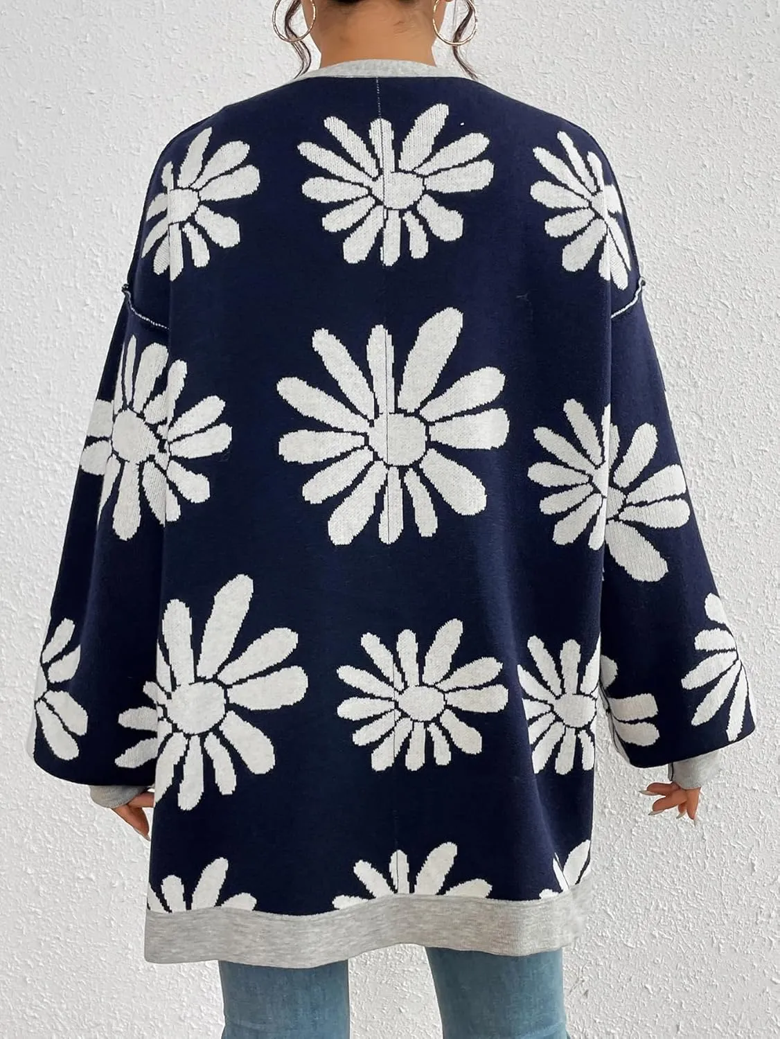 chouyatou Women's Y2K Daisy Floral Printed Oversized Cardigans Button Down Knitted Cardigan Sweaters with Pockets